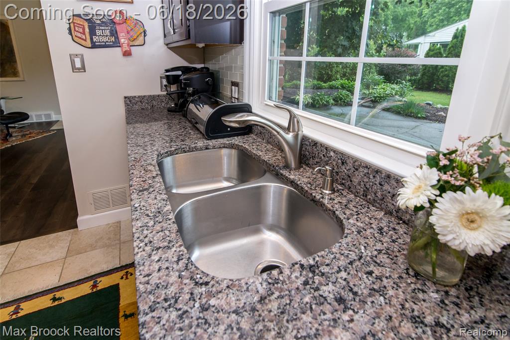 6799 E Dartmoor Road, West Bloomfield, MI — Photo 11