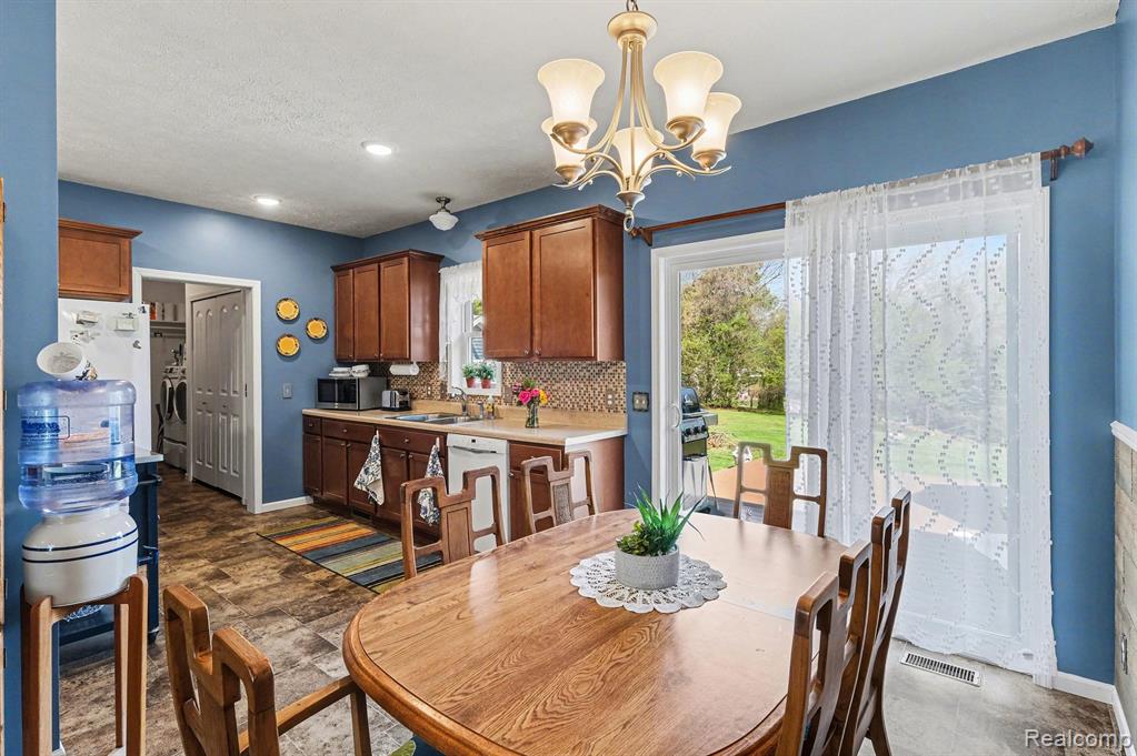 895 E Wardlow Road, Highland, MI 48356 — Photo 5