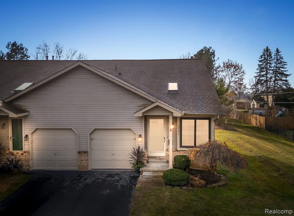 2581 S COMMERCE Road, Wolverine Lake, MI 48390 — Photo 2