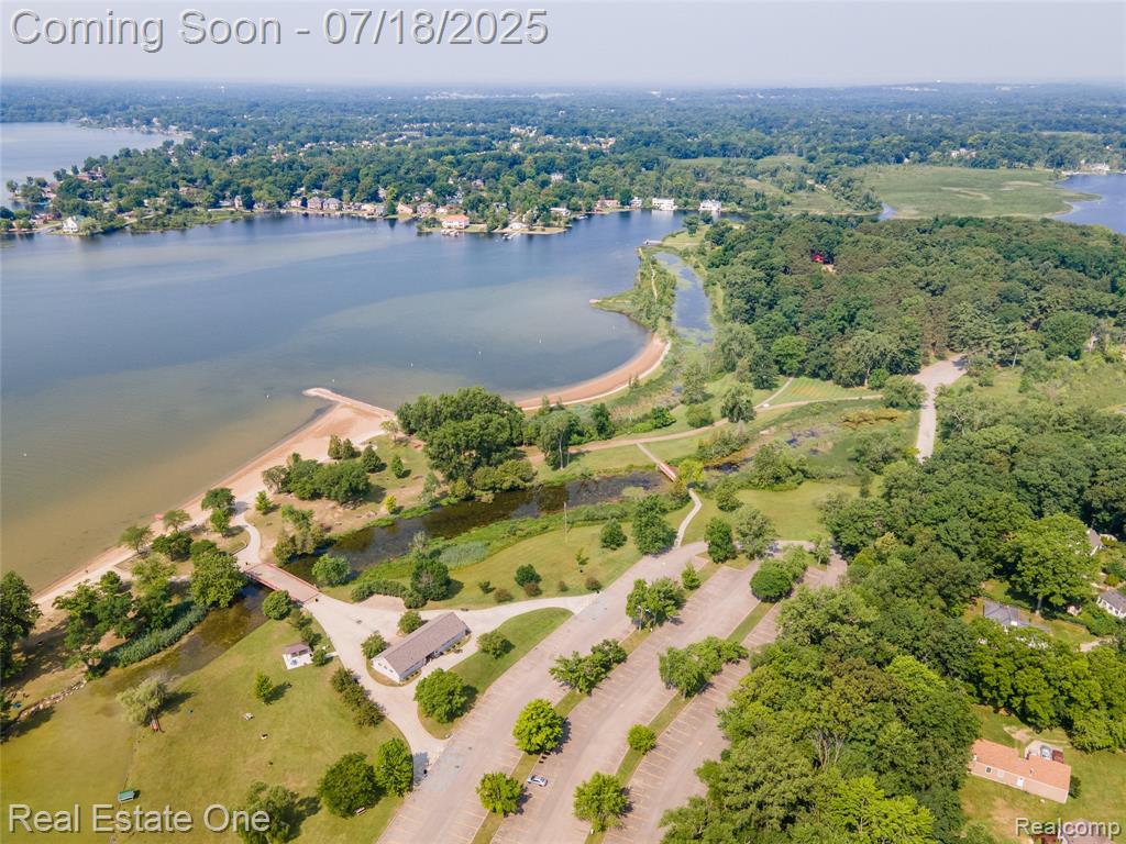 520 Lake Village, Waterford, MI 48328 — Photo 3
