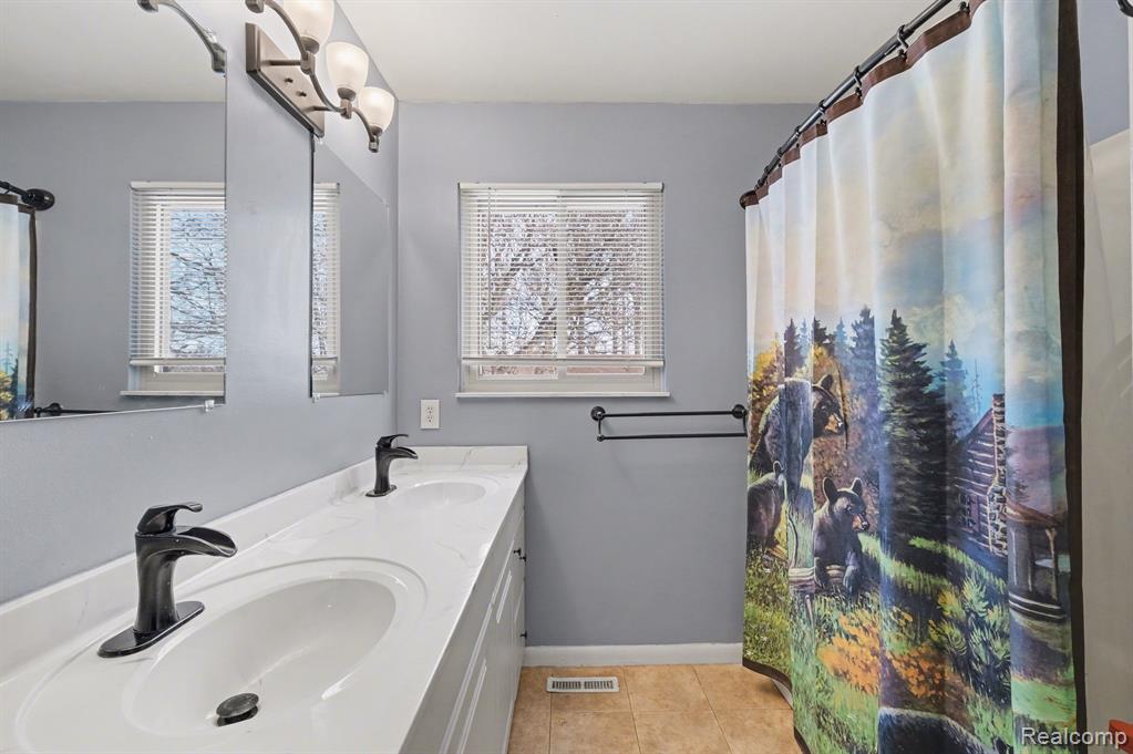 9184 Chesterfield Drive, Swartz Creek, MI 48473 — Photo 7