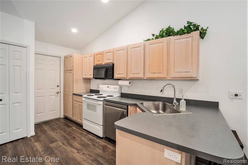 9413 Blue Spruce Court, 54, Davison, MI 48423 — Photo 7