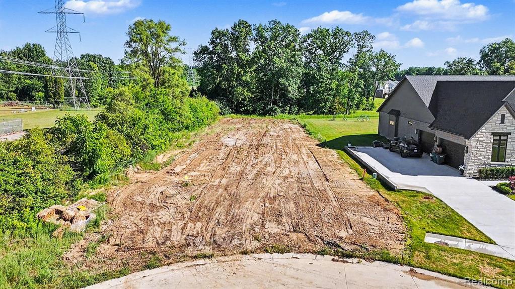 12739 N POINTE Drive, Shelby Twp, MI 48315 — Photo 2