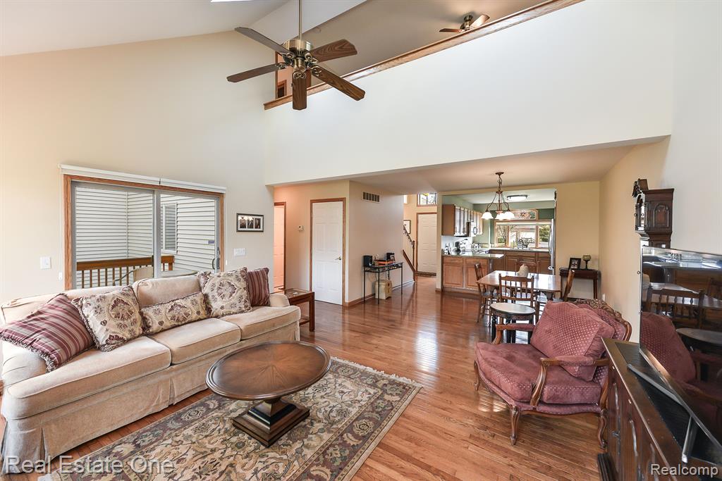 938 MILDRED J Court, Brighton, MI 48116 — Photo 9