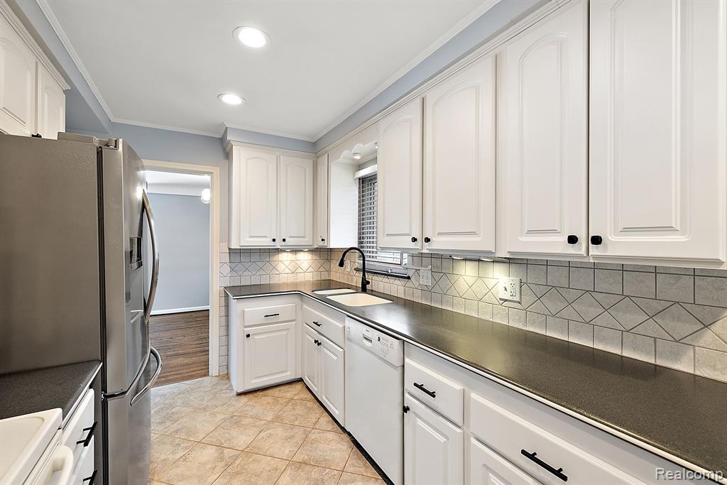 4126 BERKSHIRE Road, Royal Oak, MI 48073 — Photo 12