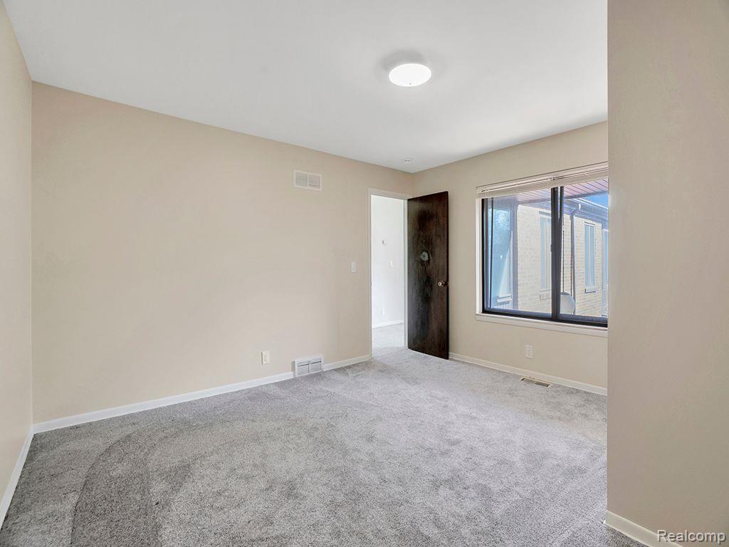 3092 LINDENWOOD Drive, Dearborn, MI 48120 — Photo 24