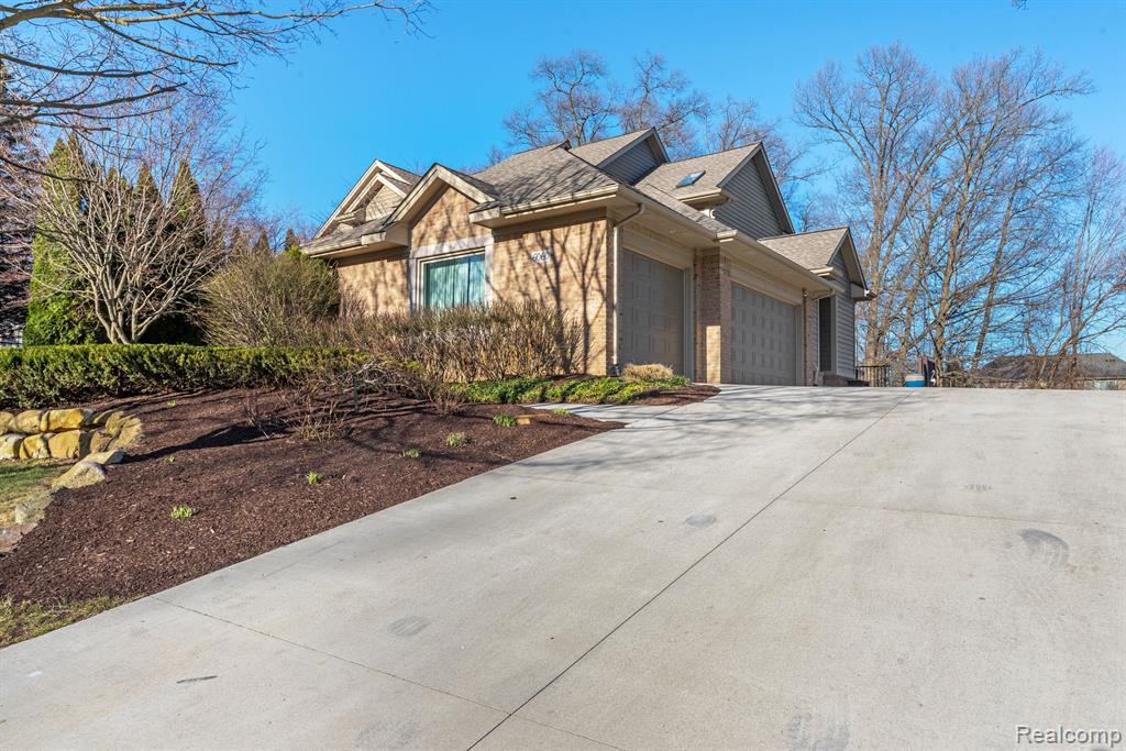 6060 TURNBERRY Drive, Commerce Twp, MI 48382 — Photo 2