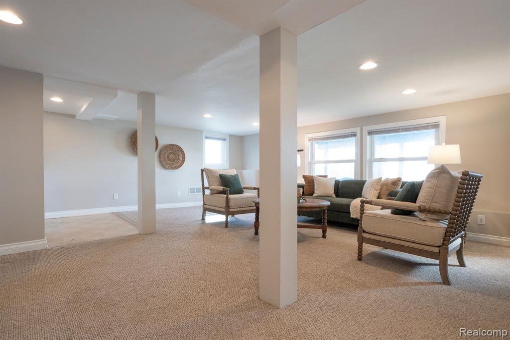 9568 MAIN Street, Whitmore Lake, MI 48189 — Photo 33
