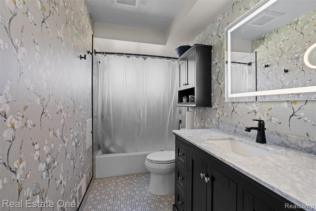 8057 Helen, Center Line, MI 48015 — Photo 8