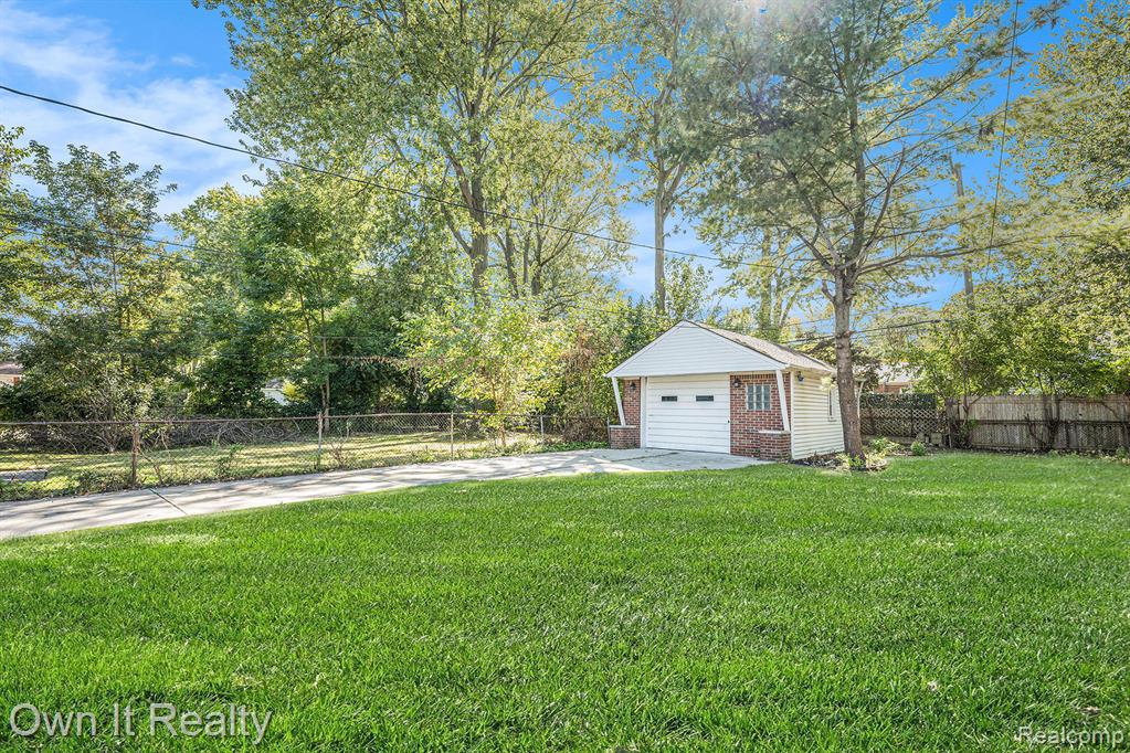 21138 Huntington Avenue, Harper Woods, MI 48225 — Photo 27