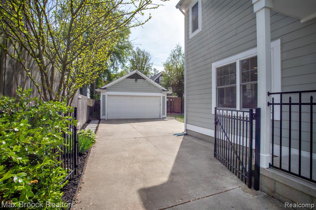 924 N Maple Avenue, Royal Oak, MI 48067 — Photo 62
