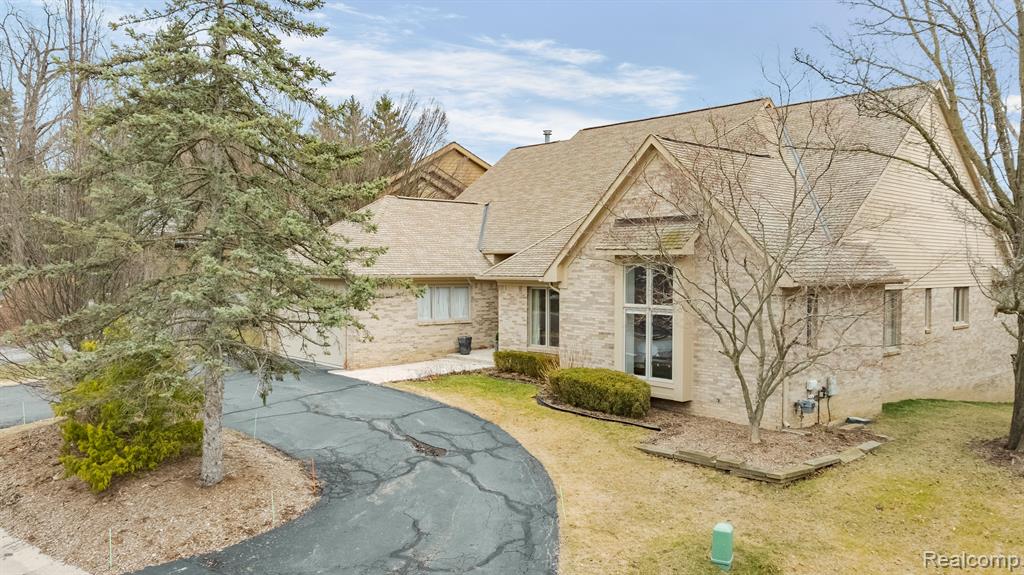 5035 Oakbrooke Drive, West Bloomfield, MI 48323 — Photo 2