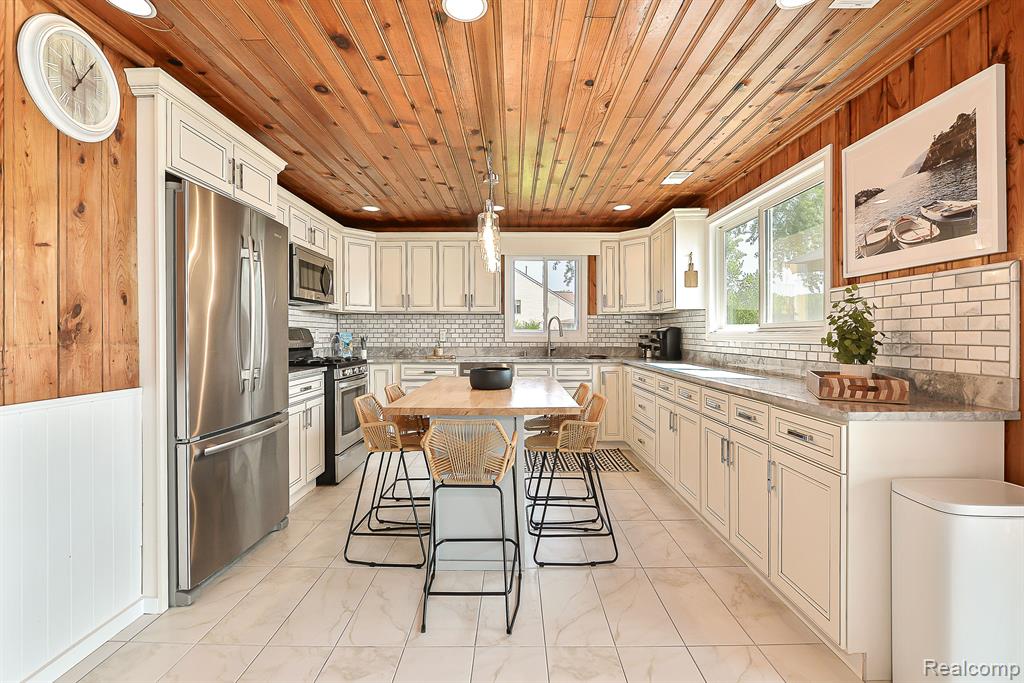 8453 WOODLAND SHORE Drive, Brighton, MI 48114 — Photo 10