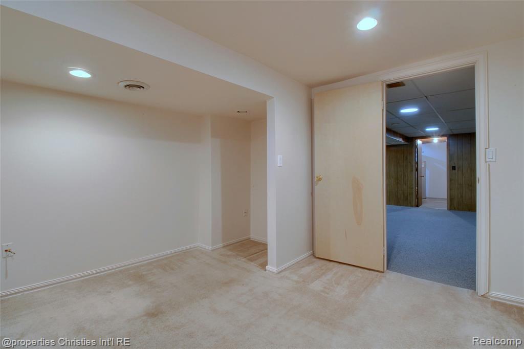 565 Center Ridge, South Lyon, MI 48178 — Photo 26