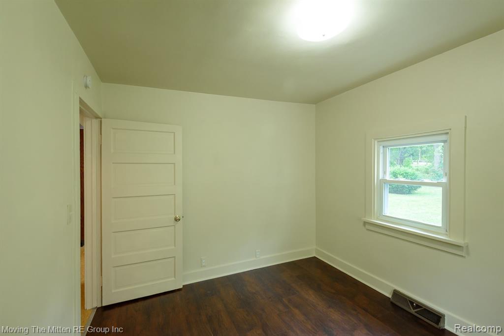 560 GREENLAWN Street, Ypsilanti, MI 48198 — Photo 18