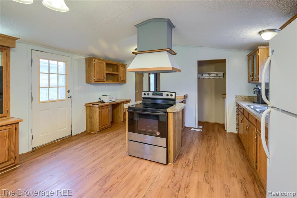 17101 Kropf Avenue, Davisburg, MI 48350 — Photo 14