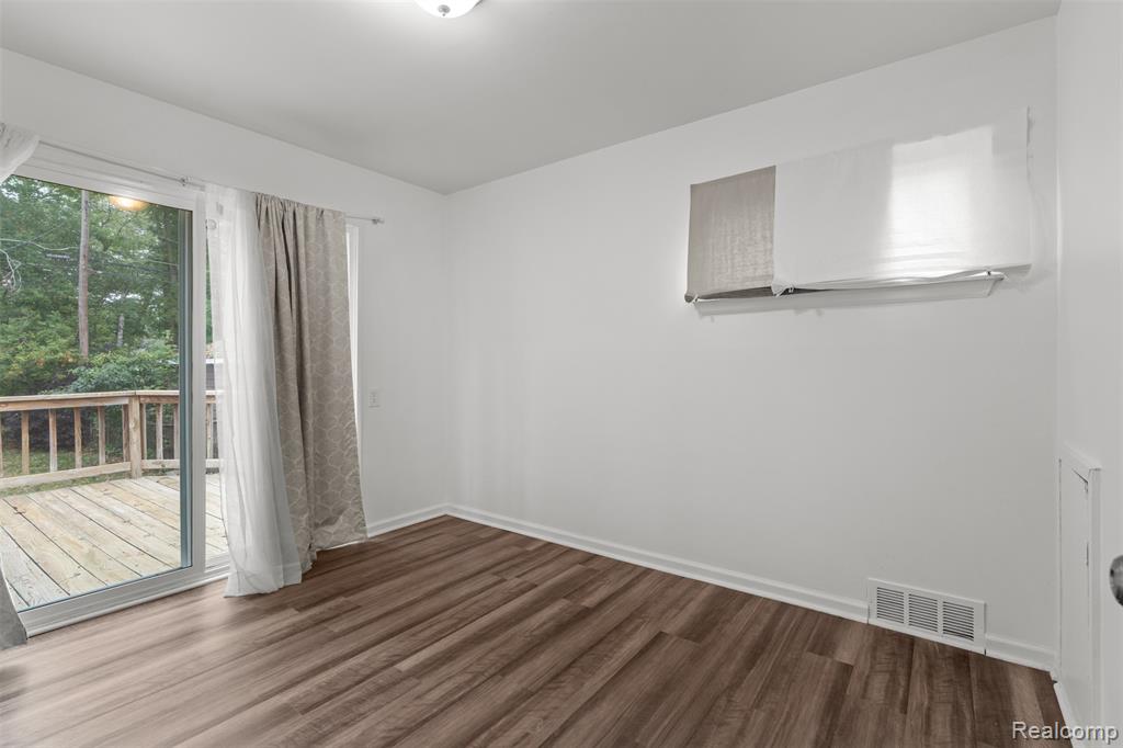 8938 Hugh Street, Livonia, MI 48150 — Photo 12