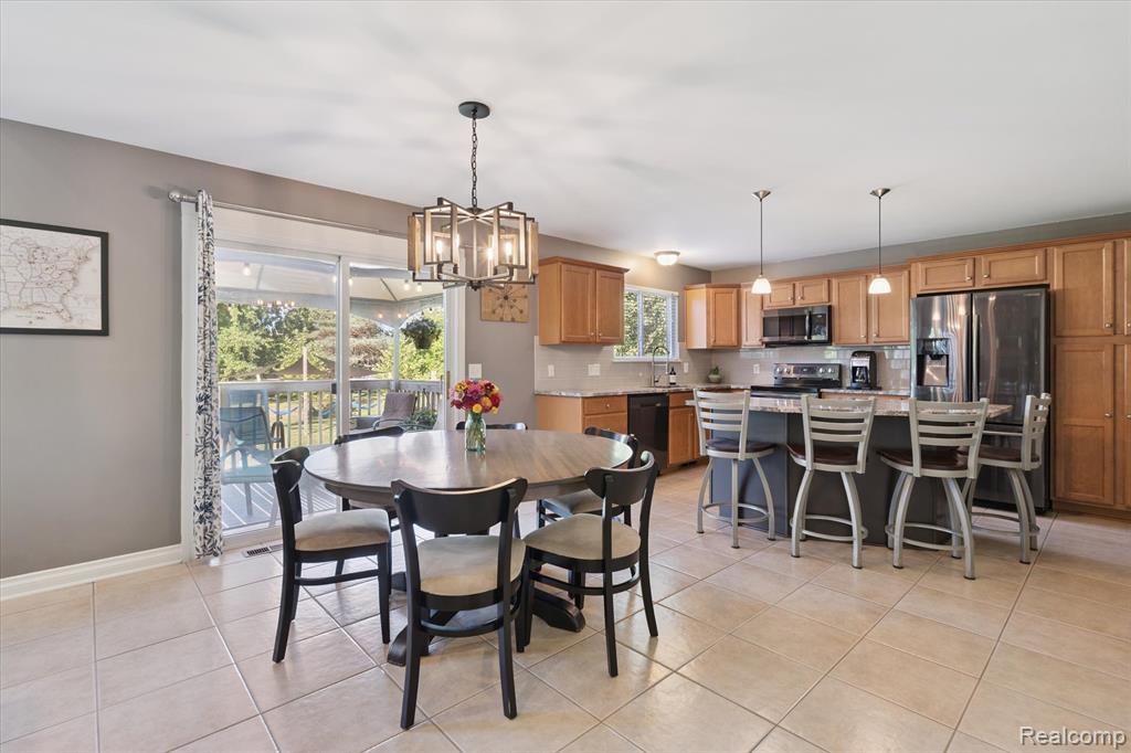 7056 Glenmeadow Court, Grand Blanc, MI 48439 — Photo 16