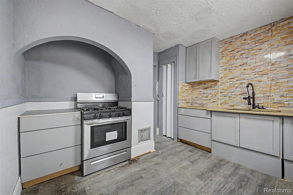 9275 Appoline Street, Detroit, MI 48228 — Photo 21