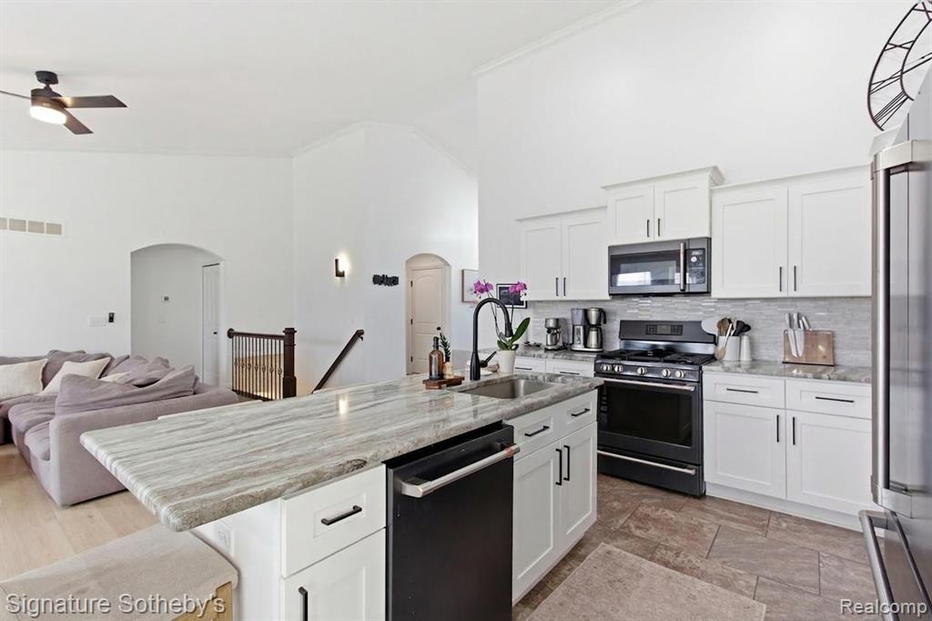 5735 Gregory Drive, Utica, MI 48317 — Photo 16