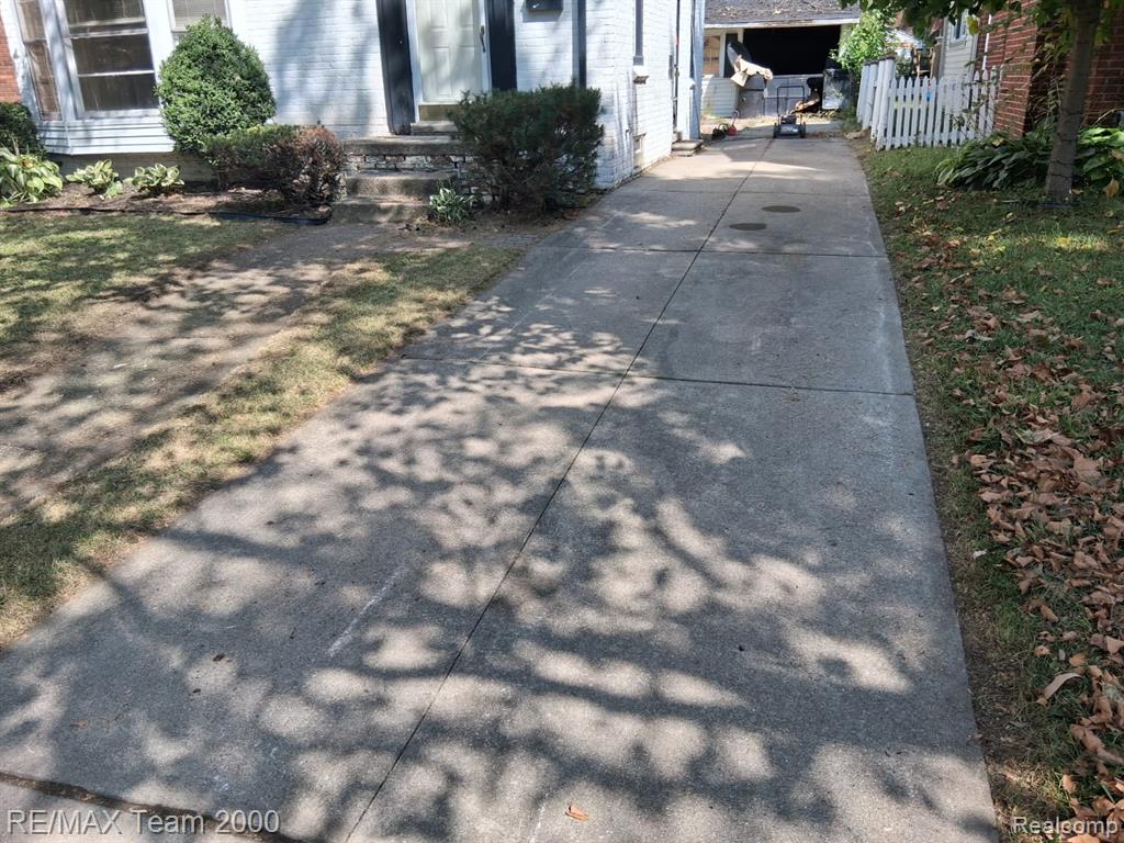 5228 Hillcrest Street, Detroit, MI 48236 — Photo 32