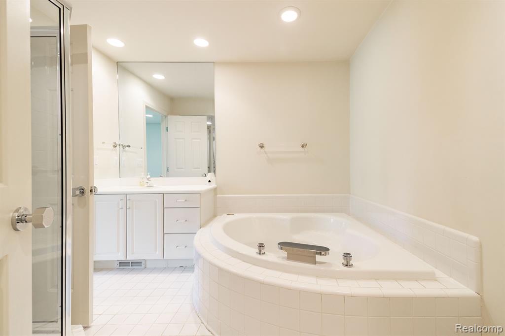 9854 HAWTHORNE GLEN Drive, Grosse Ile, MI 48138 — Photo 19