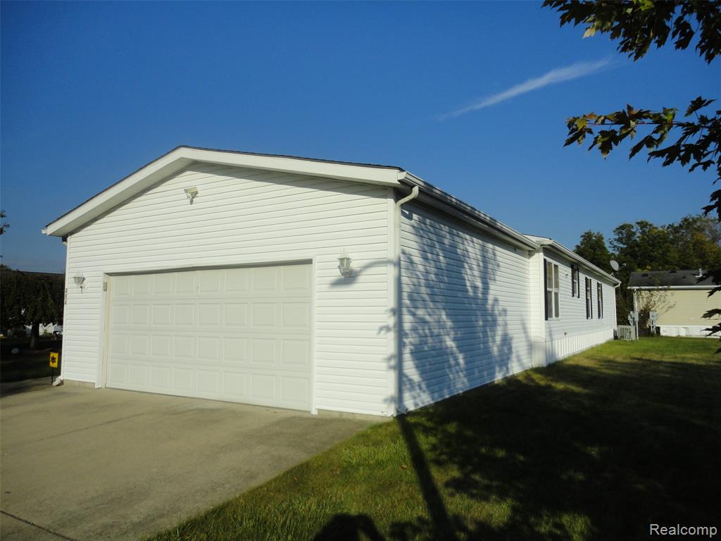 484 Lochgair Street, Temperance, MI 48182 — Photo 2