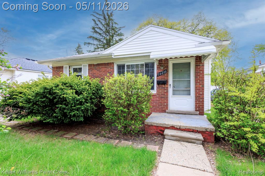 14211 Manhattan Street, Oak Park, MI 48237 — front exterior
