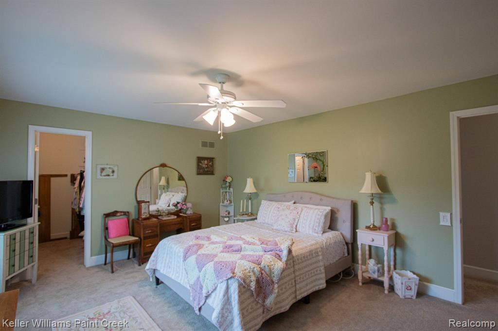42200 LOCHMOOR Street, Clinton Twp, MI 48038 — Photo 17