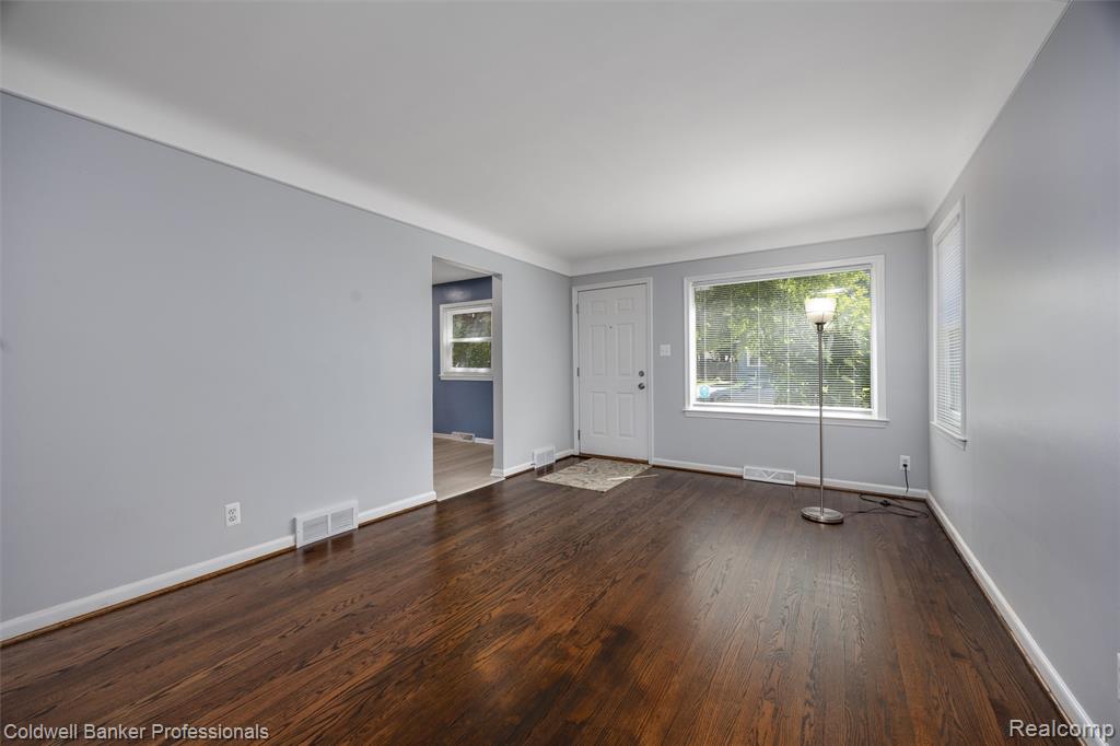 2050 Ridgemont Road, Grosse Pointe Woods, MI 48236 — Photo 2