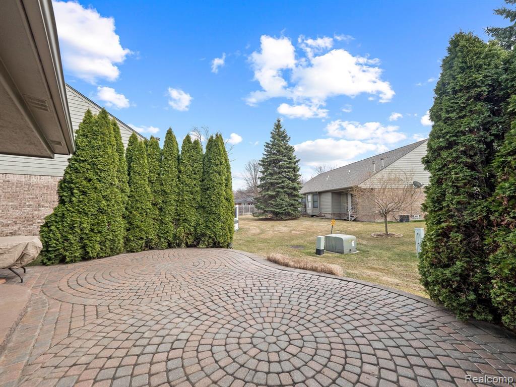 4466 WISTERIA Court, Warren, MI 48092 — Photo 2