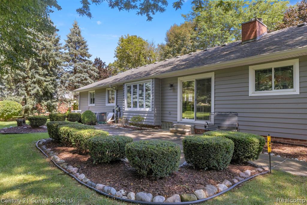 8821 NORTHAMPTON Drive, Plymouth, MI 48170 — Photo 50
