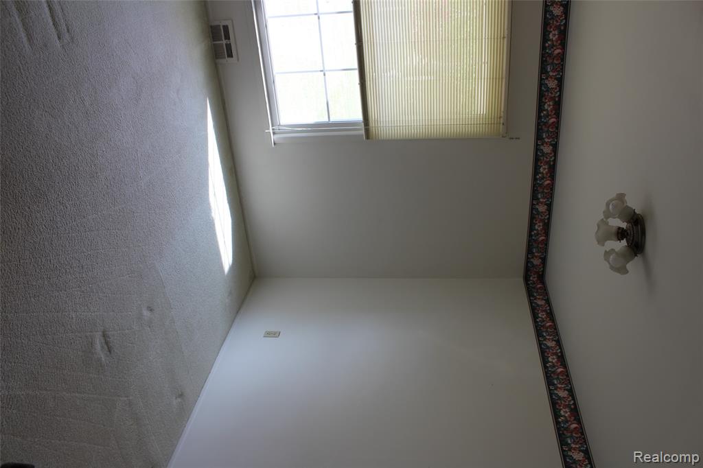 4037 Sandy Creek Drive, Utica, MI 48316 — Photo 17