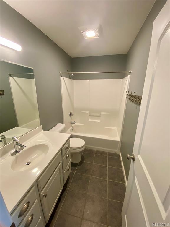 7758 DRAKESHIRE BLVD, Almont, MI 48003 — Photo 4