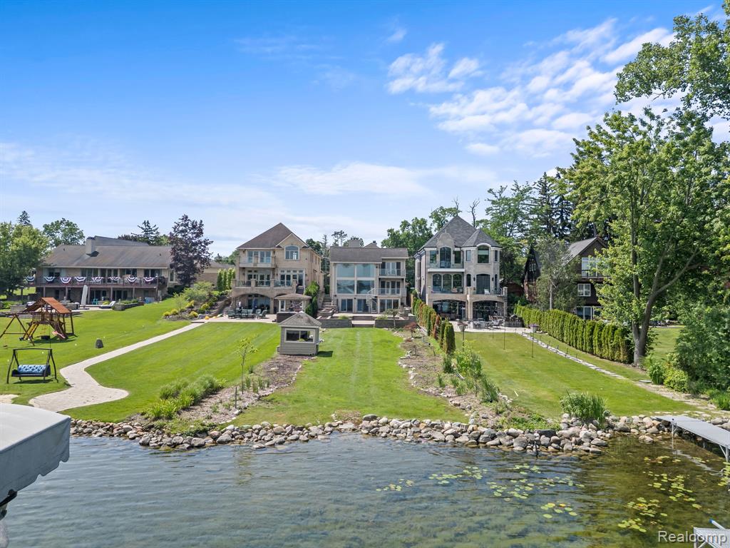 2380 WALNUT LAKE Road, West Bloomfield, MI 48323