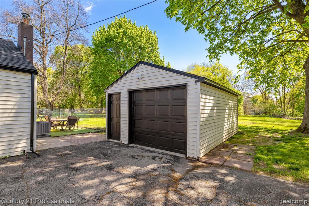 2830 Deland Road, Waterford, MI 48329 — Photo 19