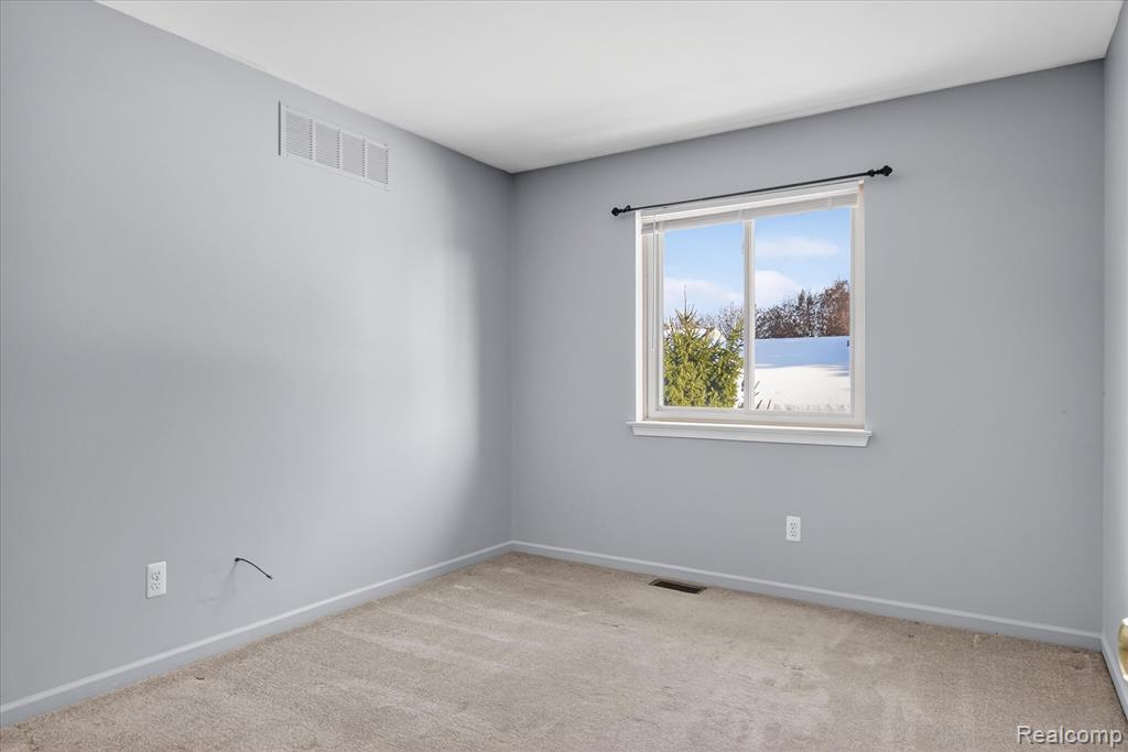 4364 S Meadow Drive, Waterford, MI 48329 — Photo 32