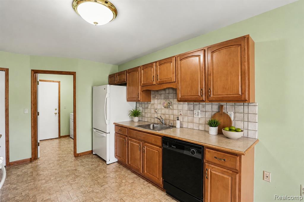 50829 Raintree Circle, New Baltimore, MI 48047 — Photo 8