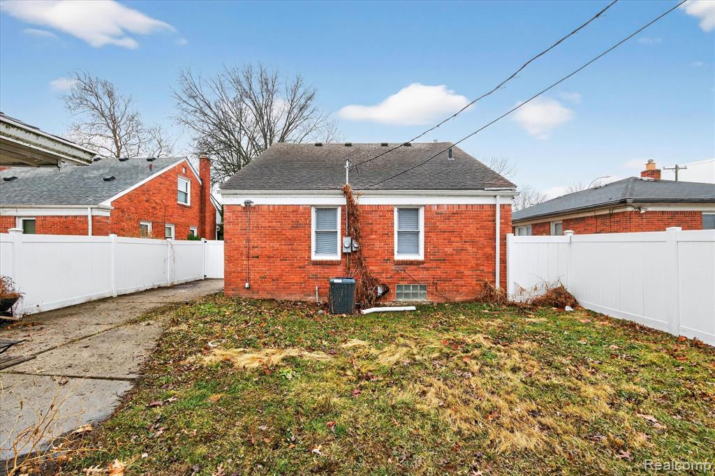 21211 Newcastle Road, Harper Woods, MI 48225 — Photo 35