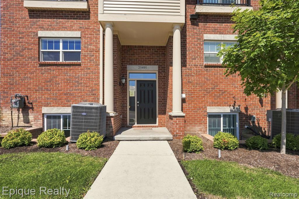 25495 Grandview Lane, 25, Novi, MI — Photo 2