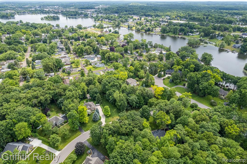 8123 Baypointe Drive, Brighton, MI 48114 — Photo 7