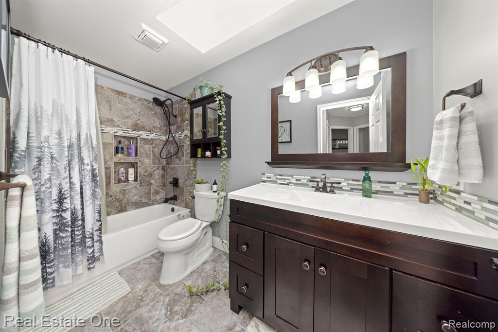 4083 W MAPLE Road, Wixom, MI 48393 — Photo 27