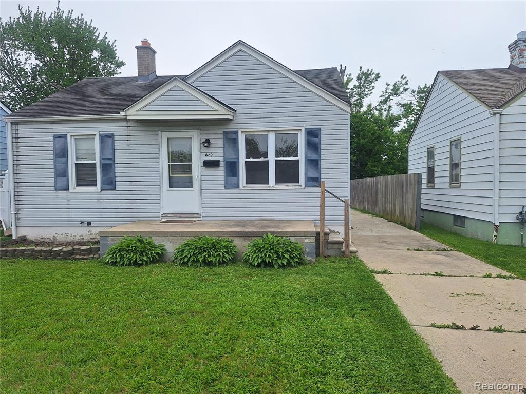 829 HUDSON Street, Wyandotte, MI 48192 — Photo 2