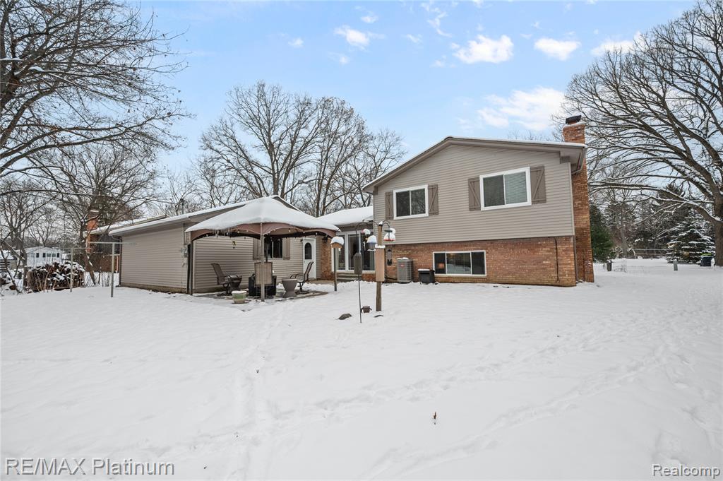 839 Harlequin Court, Highland, MI — Photo 3