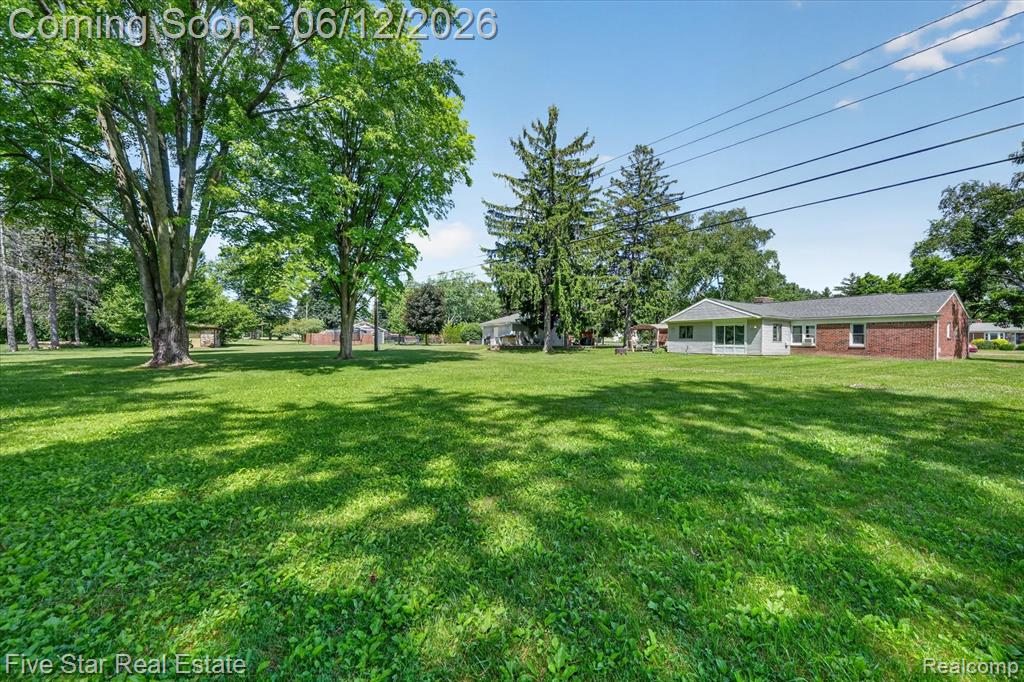 82 E Hurst Drive, Troy, MI 48085 — Photo 38