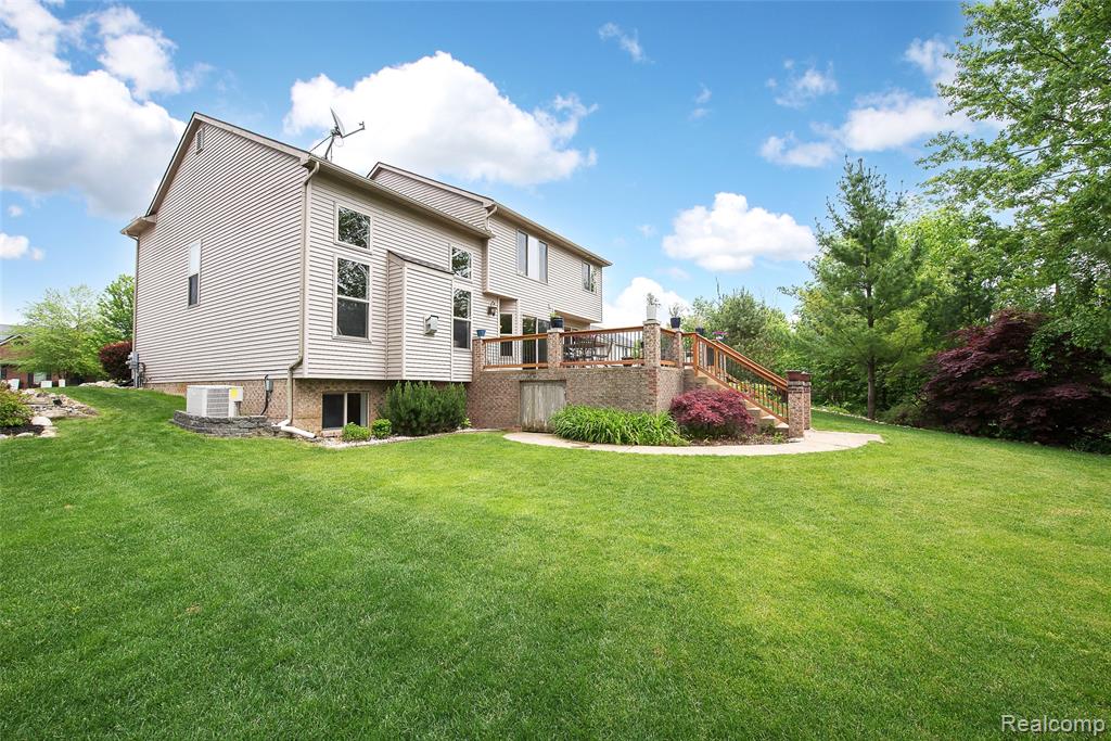 58721 Carriage Lane, South Lyon, MI 48178 — Photo 32