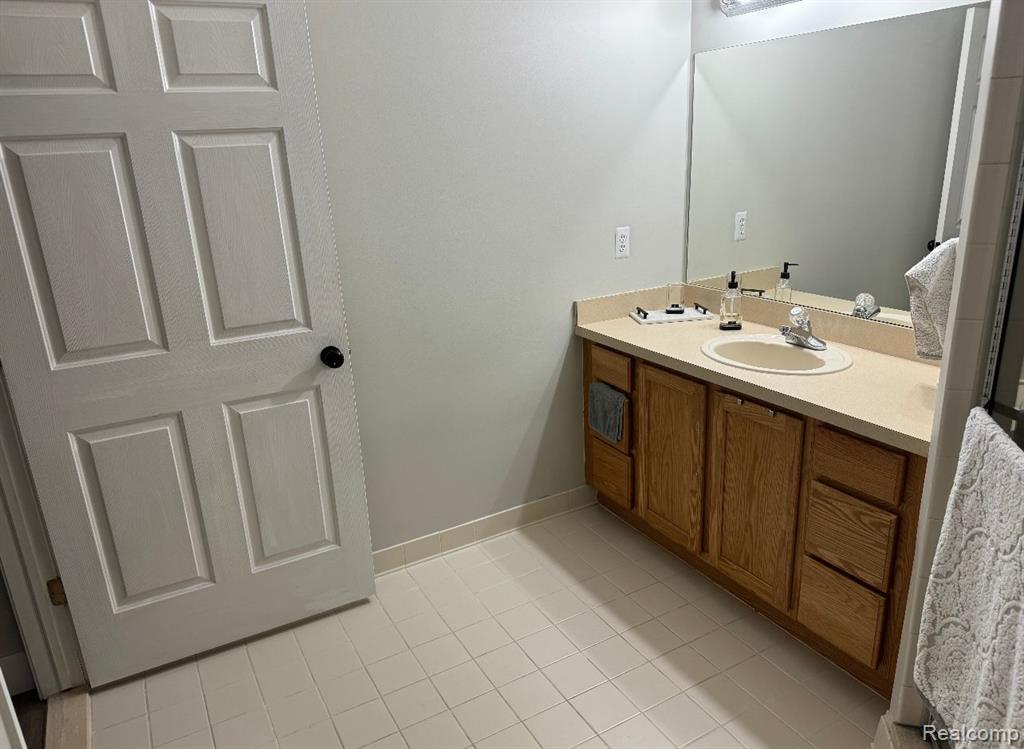 5733 TWIN OAKS Drive, Sterling Heights, MI 48314 — Photo 13