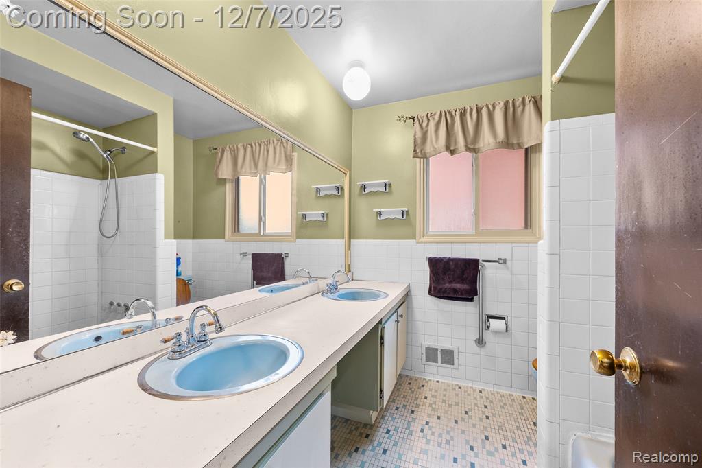 8718 Binney Drive, Warren, MI 48093 — Photo 16