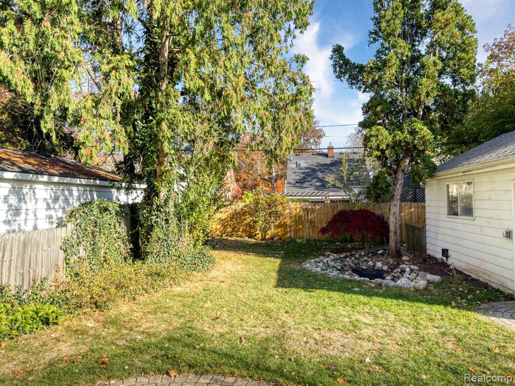 806 N ALTADENA Avenue, Royal Oak, MI 48067 — Photo 23