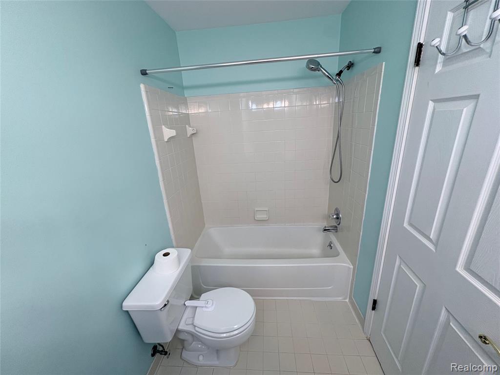 7595 Woodview Drive, Waterford, MI 48327 — Photo 14